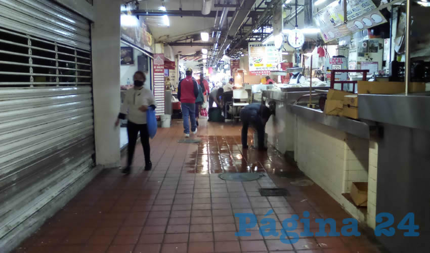 Muchos de quienes asisten al mercado San Juan de Dios no usan cubrebocas, ni respetan la sana distancia; comerciantes del lugar piden a quienes acudan que tomen sus precauciones y pongan de su parte, pues de lo contrario podría ocurrir un brote de coronavirus/Foto: Francisco Tapia