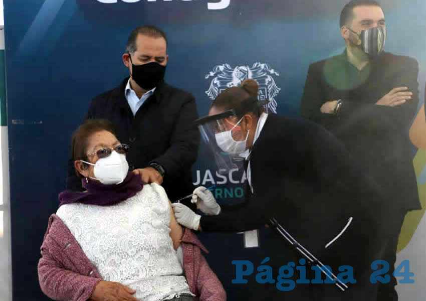 El gobernador Martín Orozco Sandoval encabezó las primeras aplicaciones de vacunas contra COVID-19 a adultos mayores de Aguascalientes