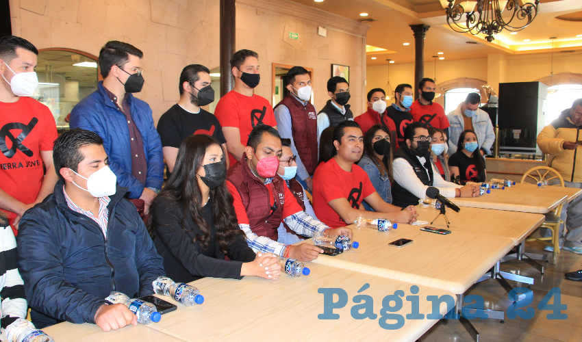 En rueda de prensa, jóvenes empresarios, integrantes del colectivo denominado “Tierra Joven”, presentaron tres iniciativas: generación de autoempleo, digitalización al campo y apoyo a jóvenes madres solteras, las cuales consideran pueden ser implementadas y a poyadas por David Monreal Ávila en su proyecto de transformación (Foto: Rocío Castro)