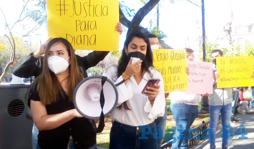 Con pancarta y consignas, decenas de manifestantes reprocharon las intenciones del alcalde Sergio Quezada por permanecer en el cargo, quien piensa que con disculparse públicamente con la afectada es suficiente. Los inconformes consideraron que estas conductas deben ser erradicadas y además castigadas penalmente/Fotos: Francisco Tapia