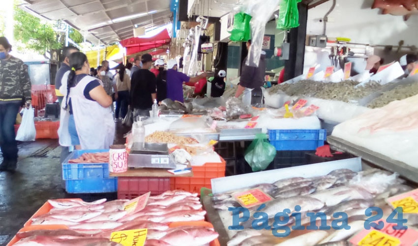 En el mercado del mar ubicado en Guadalajara esperan repuntar las ventas pese a la pandemia. Aseguran que hay filetes de pescado más baratos que los de res, además de ofrecer otros productos del mar/Foto: Francisco Tapia