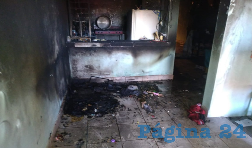 La explosión causó un voraz incendio, el cual consumió muebles y artículos