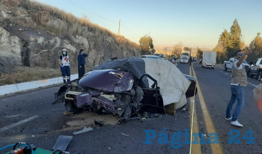 Elías Ruvalcaba se mató al estrellar su auto Nissan Altíma contra un muro de piedras; además, su esposa sufrió heridas de gravedad