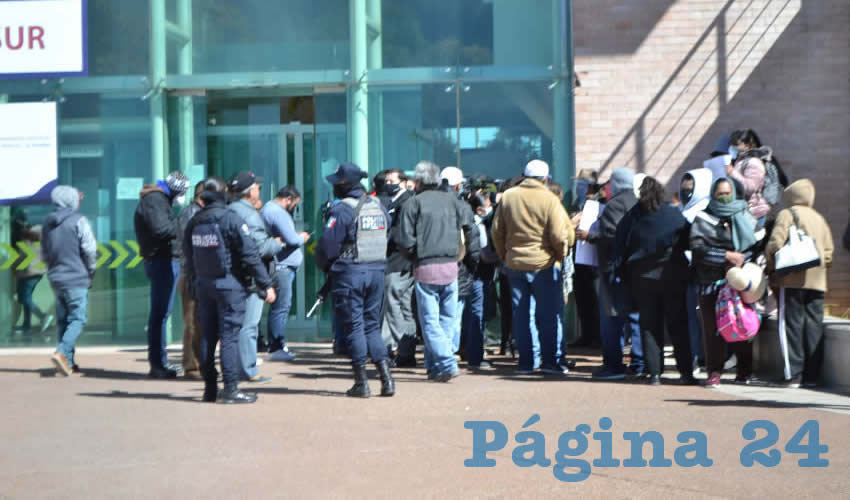 Habitantes del ejido de Santa Rosa de Gallinas, comunidad de Pinos, se manifestaron en la Fiscalía General de Justicia del Estado (FGJE) para exigir que pobladores de la localidad El Machucado retiren el bloqueo que mantienen en la carretera, pues afectan a su actividad laboral y a los ingresos de las familias (Foto: Merari Martínez)