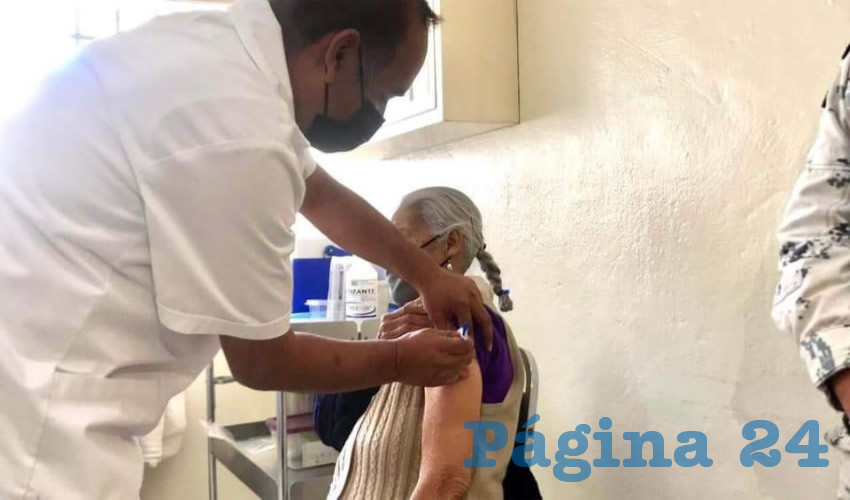 Por lo que ayer fueron aplicadas en los distintos hospitales públicos de Zacatecas y Guadalupe, dando comienzo en punto de las 08:00 horas, en donde se encontraban ya largas filas de personal de salud (Foto: Cortesía)