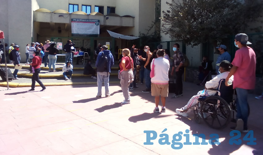 “Mire, aquí somos más de 50 personas en fila y tengo desde las diez de la mañana y ya es casi la una y no avanza la fila, y es nada más para solicitar información, por nosotros los derechohabientes ellos tienen el salario que tienen”, lamentó Dolores Álvarez/Foto: Francisco Tapia