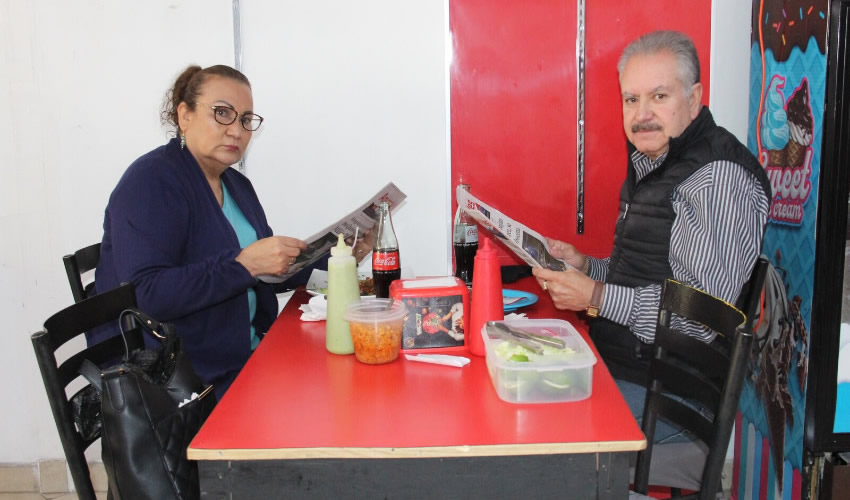 Ma. de Lourdes Domínguez y Armando Gómez Martínez desayunaron en el restaurante El Maizito Azul