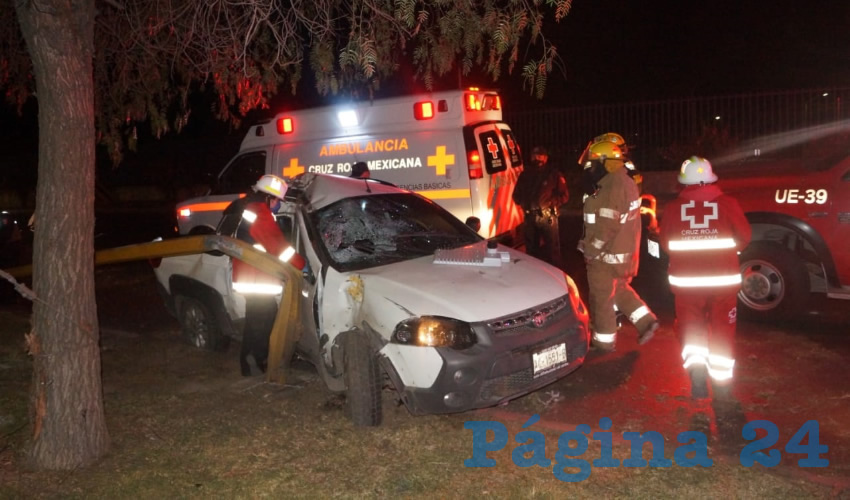 Gerardo Barrón Martínez, de 28 años, estrelló la camioneta Dodge Ram blanca, propiedad de la empresa Iemex, contra un árbol y un arbotante