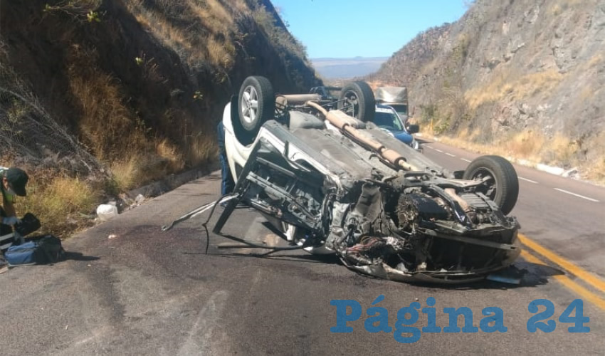 La Nissan X-Trail, volcada en la carretera 70 poniente
