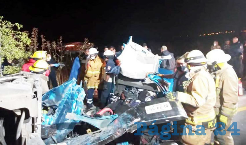 Los bomberos liberaron los cadáveres prensados. El camión chocó de frente contra un automóvil compacto azul, marca Chevrolet, con placas del estado de Jalisco/Fotos: Especial