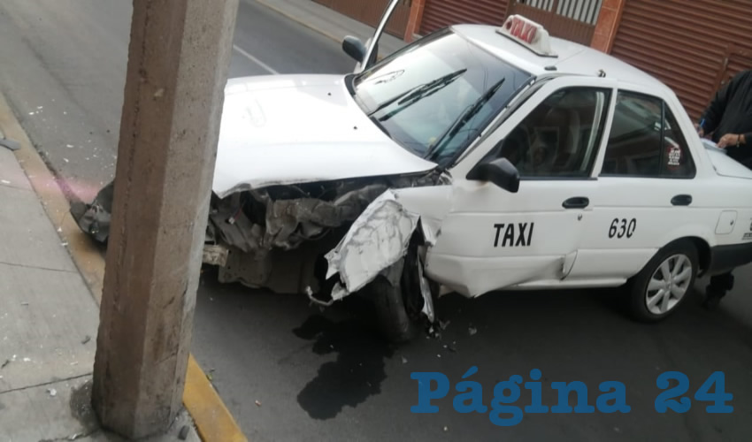 En la calle Rivero y Gutiérrez, Rafael “N” “N” estrelló el taxi Nissan Tsuru blanco, con número económico 630, contra un poste de la Comisión Federal de Electricidad