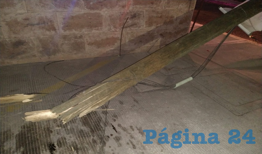 En avenida Arroyo El Molino, desconocido cafre, a bordo de un carro Volkswagen Golf blanco, derribó un poste de madera de Teléfonos de México