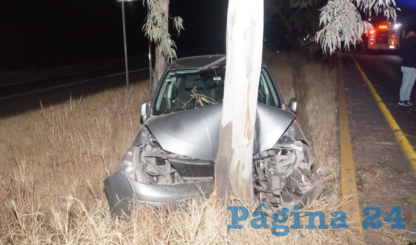 El auto Nissan Tiida, tras chocar contra el Mustang se estamp&oacute; contra otro &aacute;rbol