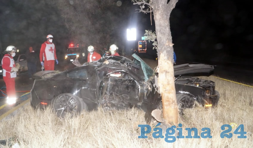 El carro Mustang se estrell&oacute; contra un &aacute;rbol, muriendo en el acto la copiloto Lizeth Cruz