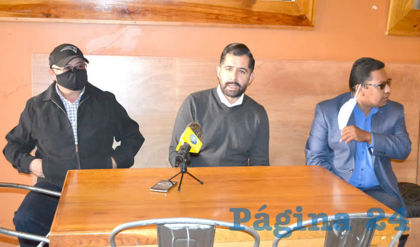 En conferencia de prensa para medios de comunicación, Juan Manuel Reyes Cardona, Jorge Rada León y José Guadalupe Hernández, denunciaron que no se ha cumplido con el tratamiento de hemodiálisis para un joven del municipio de Ojocaliente, ya que requería medicación específi ca, sin embargo, a pesar de haber obtenido un amparo por parte de un juez federal, el tratamiento no se le ha brindado (Foto: Merari Martínez)