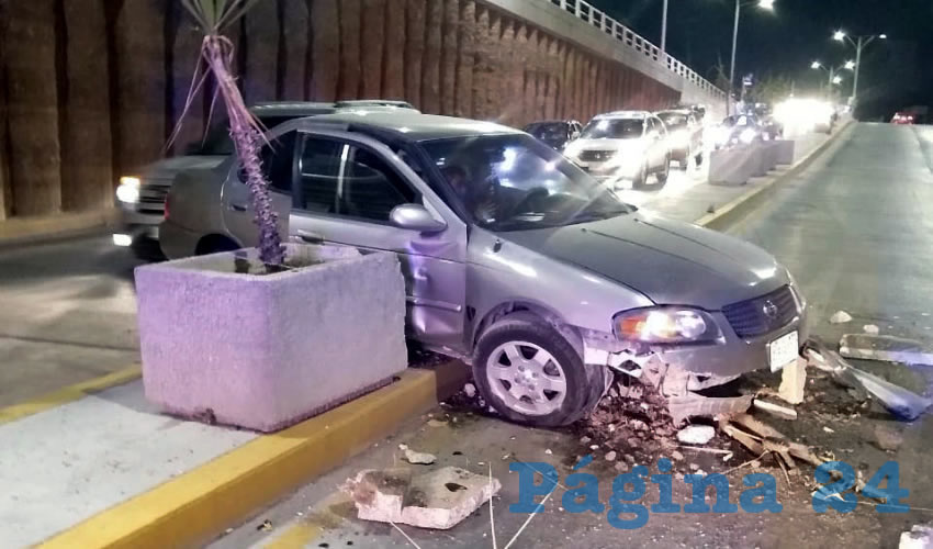 El borracho Gerardo “N” “N”, de 29 años, causó daños estimados en 100 mil pesos, al estrellar su auto Nissan Sentra en el paso a desnivel de Aguascalientes Poniente, en su cruce con calle Salvador Quezada Limón