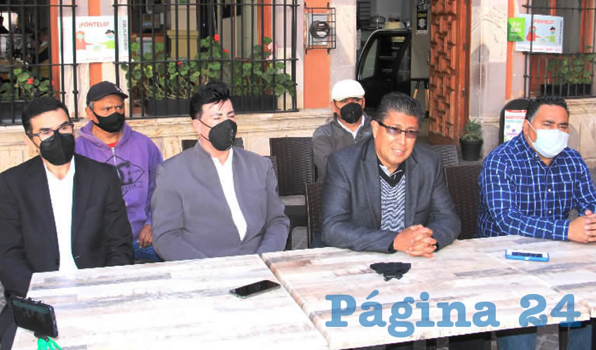 Ex alcaldes, presidentes municipales y ex legisladores abandonaron las fi las del Partido Acción Nacional (PAN) que lidera en la entidad Noemí Berenice Ayala Luna, para unirse al proyecto de David Monreal Ávila rumbo a la gubernatura de la entidad, advirtiendo que no están de acuerdo con la alianza que el blanquiazul hizo con el PRI (Foto Rocío Castro)