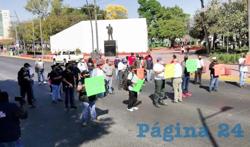 Policías municipales y estatales se manifestaron para exigir que destraben en el Congreso del Estado la iniciativa para reducir el tiempo para su jubilación; asimismo, exigieron mejoras en la seguridad social, pues no gozan siquiera de lo más elemental/Fotos: Francisco Tapia