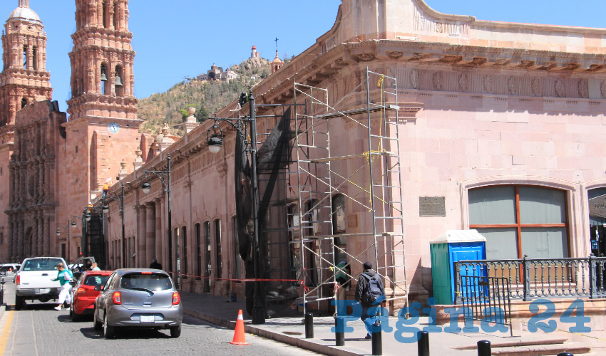 Debido a los trabajos de restauración del Mercado González Ortega, en pleno Centro Histórico de la ciudad de Zacatecas, se colocaron andamios afuera del inmueble, lo que imposibilita el paso de peatones sobre la acera de este lugar (Foto: Rocío Castro Alvarado)