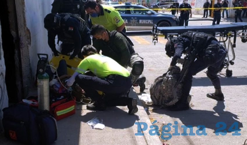 Momento en que es atendido Marco Antonio Rocha Guti&eacute;rrez, de 18 a&ntilde;os; abajo, se distinguen las piernas del occiso &Aacute;ngel &ldquo;N&rdquo; &ldquo;N&rdquo; &ldquo;El G&uuml;ero&rdquo;, que contaba con 22 a&ntilde;os