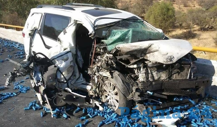 Cuauhtémoc, Zacatecas.- Así quedó la camioneta Toyota, en el choque ocurrido en la autopista a Aguascalientes