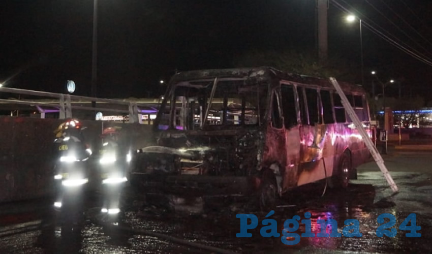 Uno de los autobuses urbanos que fueron consumidos por el fuego