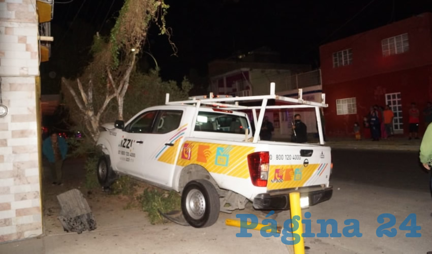 El vehículo de Izzy, tras chocar contra el Chevy, terminó estampado en un árbol