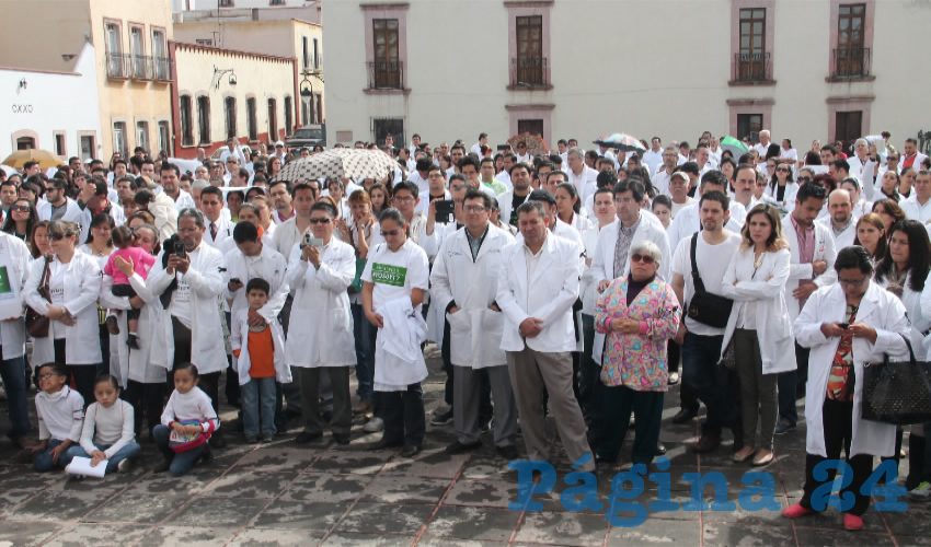 Miembros del Colegio Médico de Zacatecas, de la Unidad Académica de Ciencias de la Salud y la Sociedad de Alumnos de Medicina Humana de la Benemérita Universidad Autónoma de Zacatecas (BUAZ) convocaron a una marcha en protesta por el asesinato del distinguido oncólogo la tarde del pasado lunes en la capital zacatecana (Foto: Archivo Página 24)