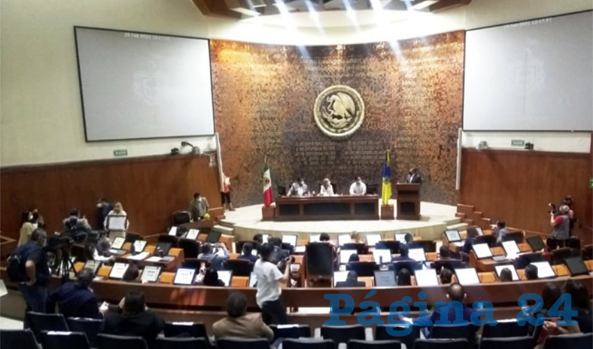 Hasta ahora van 24 de los 38 legisladores quienes han pedido licencia para buscar otro cargo; similar movimiento han hecho otros funcionarios públicos, como la alcaldesa María Limón. Ahí quedó la promesa de servir a Jalisco por el periodo que les fue confiado/Foto: Francisco Tapia