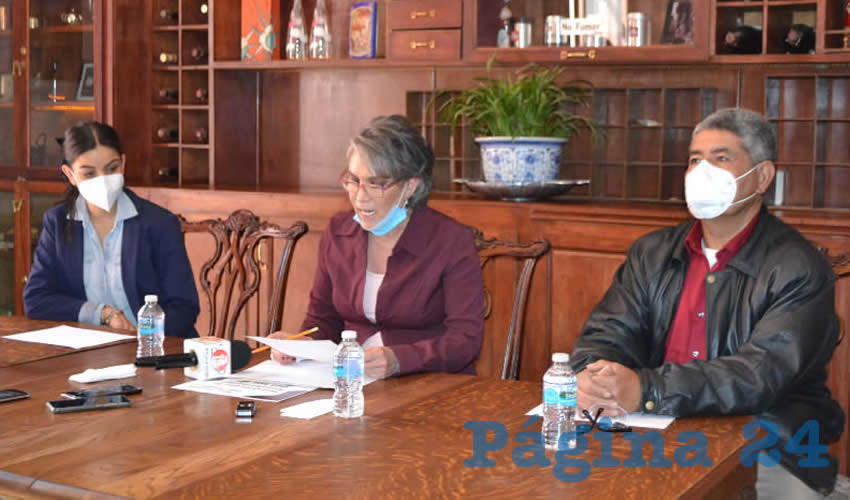 En conferencia, la maestra Herminia López Magallanes, anunció sus aspiraciones para competir en las próximas elecciones por la diputación local en el Distrito XIV con cabecera en Tlaltenango de Sánchez Román, así como su apoyo al proyecto encabezado por David Monreal Ávila, candidato a la gubernatura del estado por la alianza encabezada por el Movimiento Regeneración Nacional (Morena) (Foto: Merari Martínez)