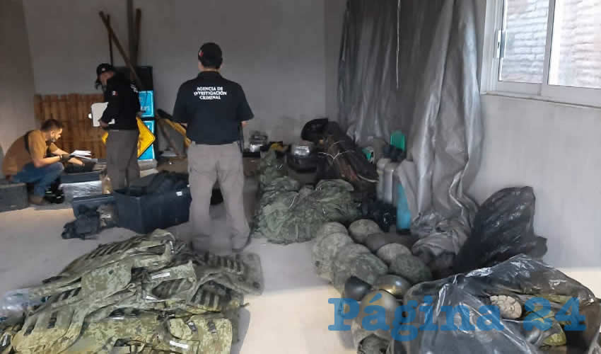 En el poblado de San Felipe de Híjar se aseguró un arma larga tipo barret, 45 armas largas de diversos calibres, cuatro escopetas, mil 124 cartuchos útiles y 359 cargadores; 39 cascos balísticos, 24 chalecos balísticos, 48 placas balísticas, 148 porta cargadores, 12 fundas para arma de fuego y un vehículo; 47 camisas, 45 pantalones y 27 botas camuflajeadas; 27 fornituras, 11 cajas metálicas y cuatro tanques metálicos/Foto: Especial
