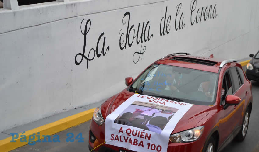 Con pancartas rosas y blancas, así como globos negros en símbolo de luto, estudiantes, docentes, médicos y ciudadanos en general, a bordo de varios vehículos, protestaron en contra de la violencia y la inseguridad que se vive en el estado. Además, con consignas y el sonido del claxon llamaban la atención de los transeúntes para difundir el cobarde asesinato del médico Héctor Ruiz Calzada, y para el cual exigen justicia (Foto: Merari Martínez)