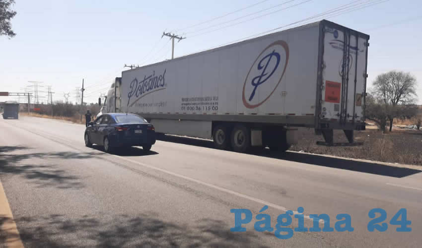 El tráiler de la empresa Potosinos, le cerró el paso a los motoristas