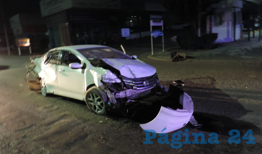 El Honda City, destrozado en avenida Aguascalientes Poniente