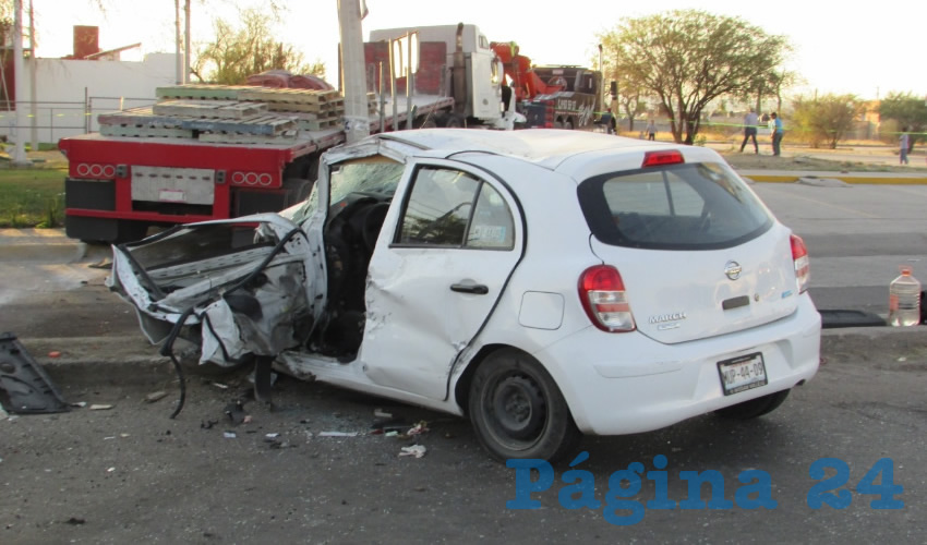 As&iacute; quedaron el autom&oacute;vil Nissan March y el tr&aacute;iler International, en la carretera federal 45 norte, a un costado de una farmacia