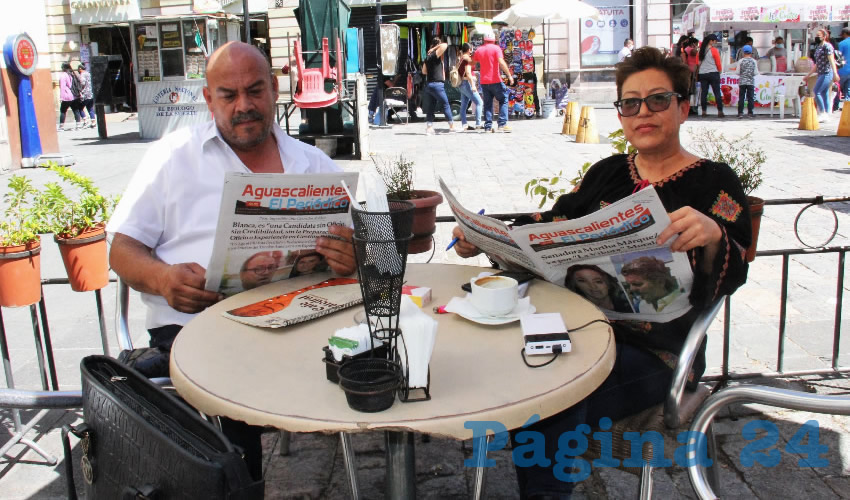 Grupo de personas desayunando.