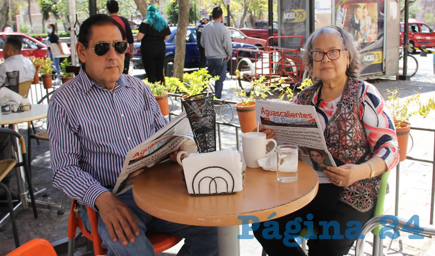 Grupo de personas desayunando.