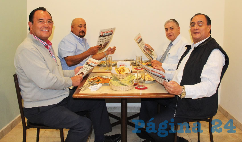 Grupo de personas desayunando.