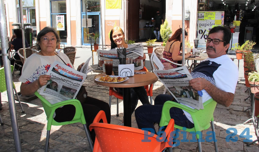 Grupo de personas desayunando.