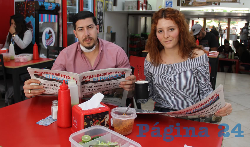 Grupo de personas desayunando.