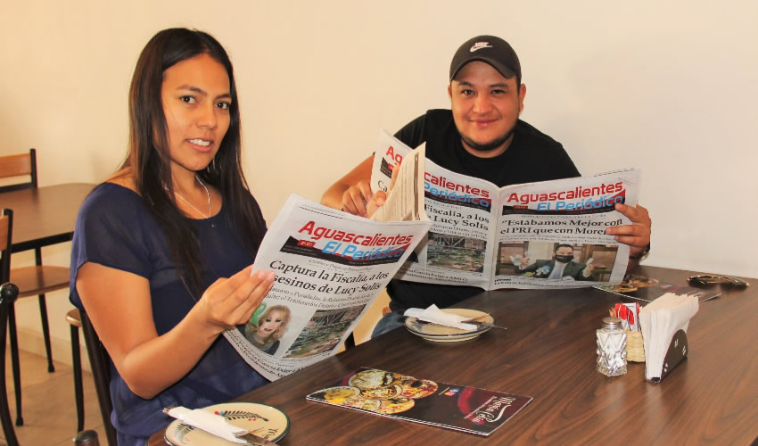 Grupo de personas desayunando.