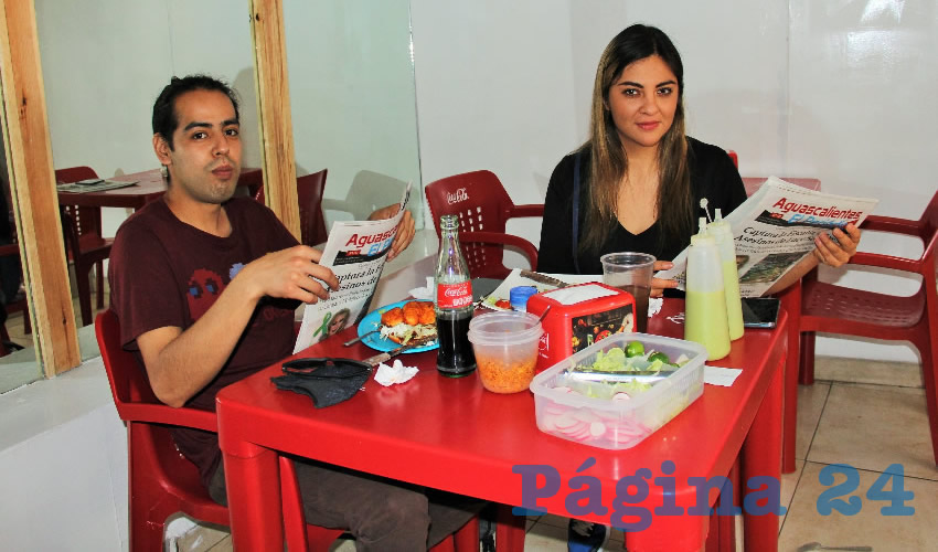Grupo de personas desayunando.