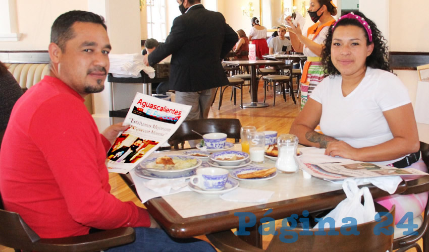 Grupo de personas desayunando.