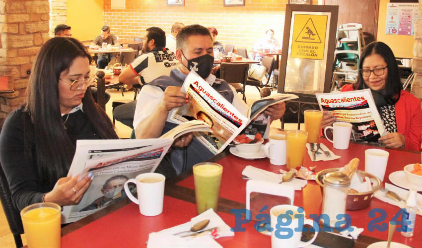 Grupo de personas desayunando.