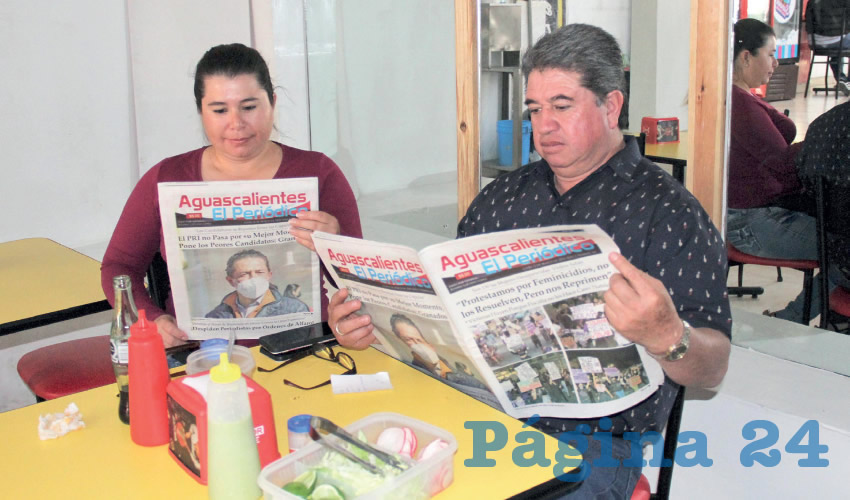 Grupo de personas desayunando.