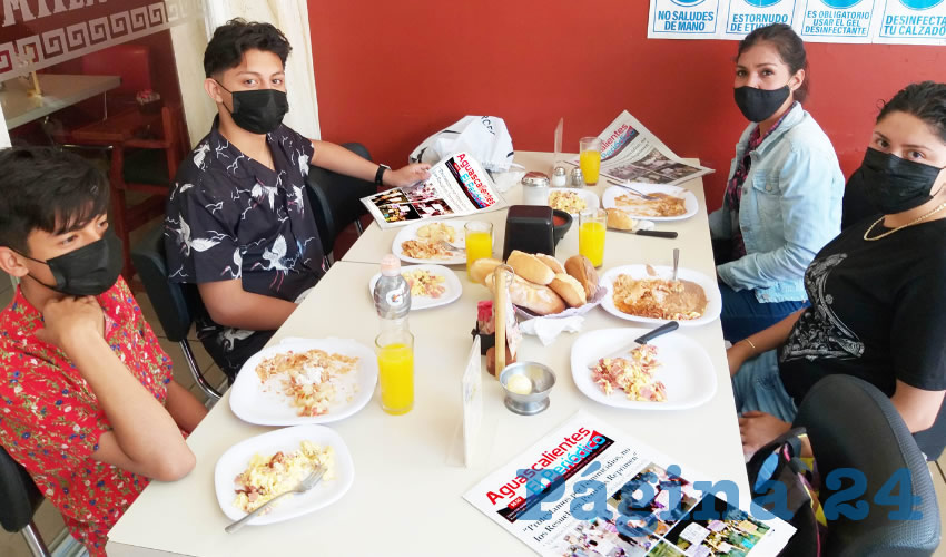 Grupo de personas desayunando.