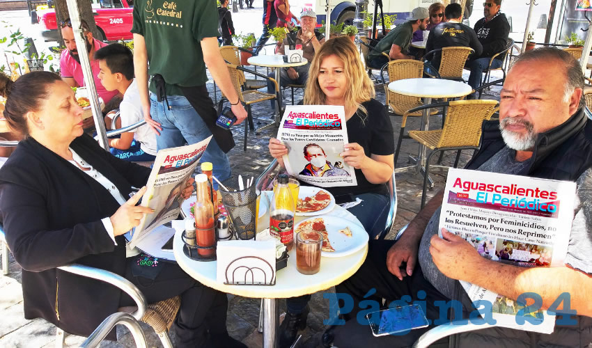 Grupo de personas desayunando.