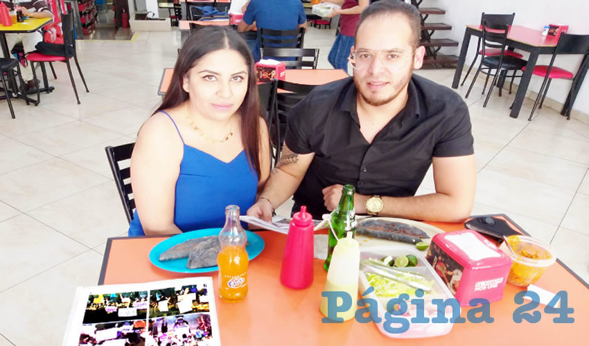 Grupo de personas desayunando.