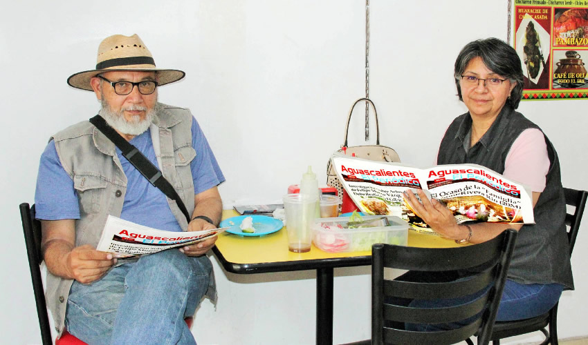 Grupo de personas desayunando.