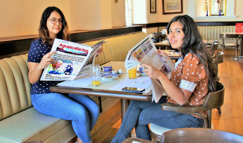 Grupo de personas desayunando.
